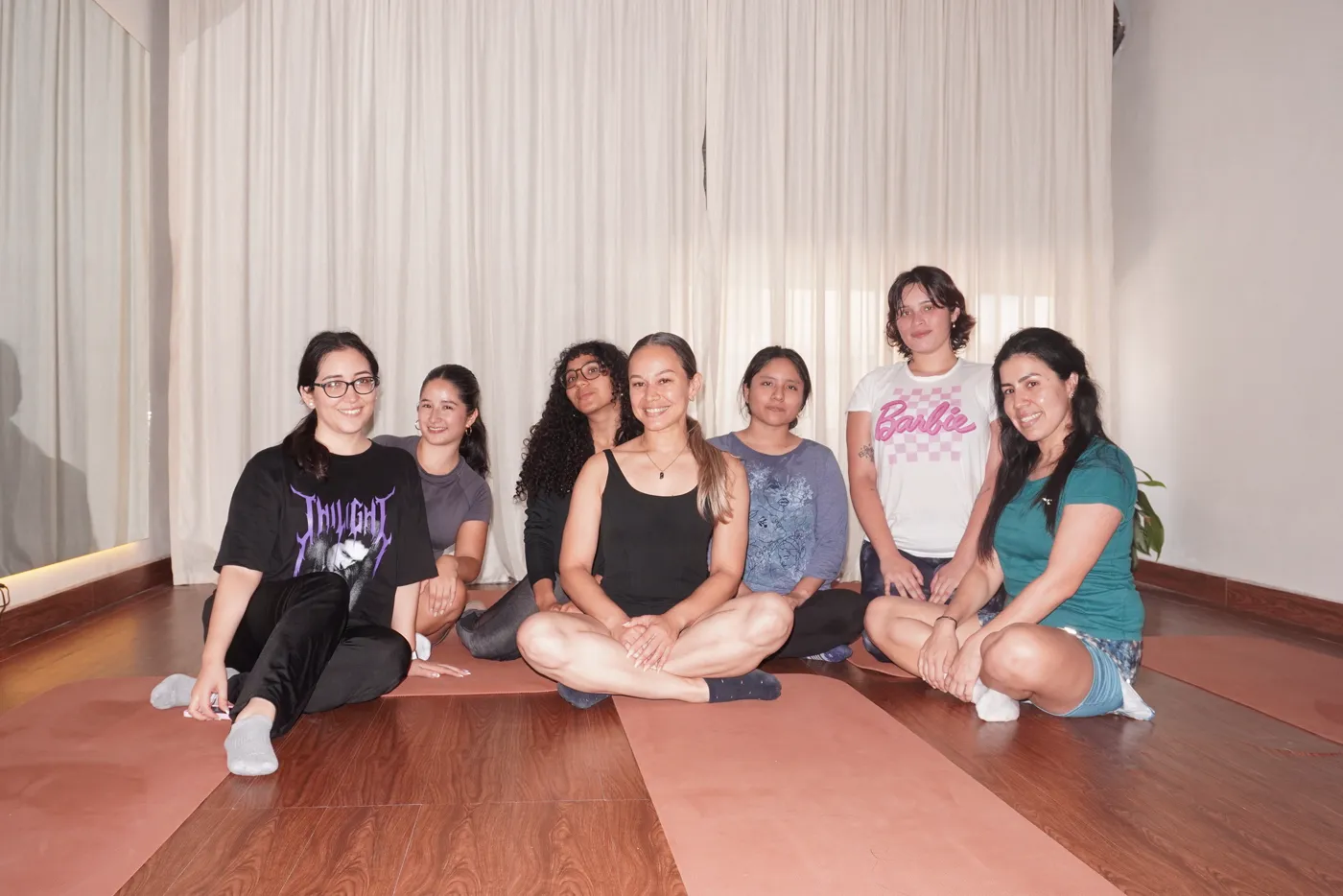 Carolina, fundadora de ERES, sentada al centro con sus alumnas en el estudio