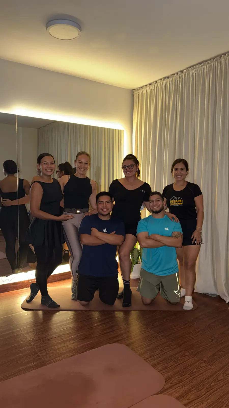 Alumnas y alumnos de ERES sonriendo en el estudio