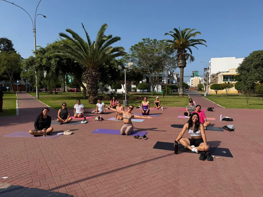 Clase abierta de Pilates en el parque en un día soleado